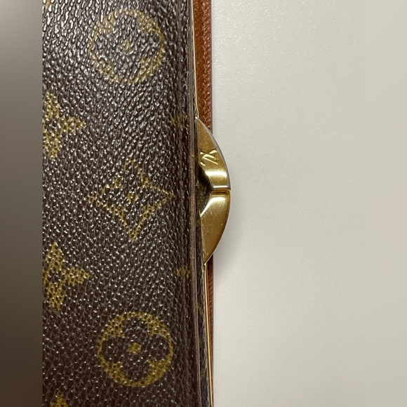 VINTAGE LOUIS VUITTON CLASSIC MONOGRAM KISS LOCK WALLET - Picture 2 of 16